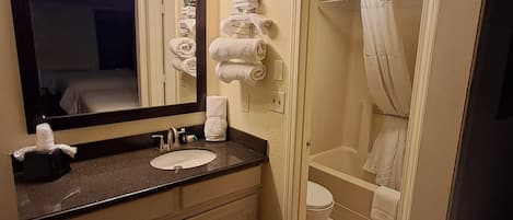 Basic Double Room | Bathroom | Combined shower/tub, towels, toilet paper
