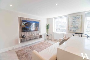 Living area - 10 Park Square East - Suite 8 (Leeds)