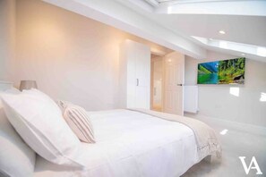 3 chambres, fer et planche à repasser, Wi-Fi, draps fournis