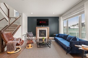 Una Smart TV, libros, una oficina, una pantalla de ordenador