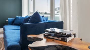 Smart-TV, Bücher, Arbeitsbereiche, Computerbildschirme