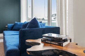 Smart TV, livros, escritórios, monitores de computador