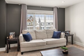 TV connectée, livres, espaces bureaux, écrans d'ordinateur