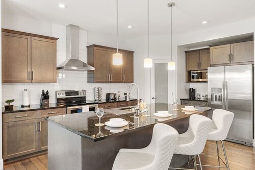 Keswick Luxury Home • King Bed • 2 Living Rooms