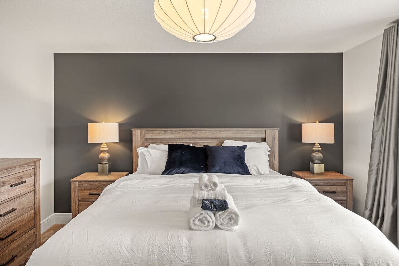 3 makuuhuonetta, työpöytä, silitysrauta/-lauta, vauvan matkasänky