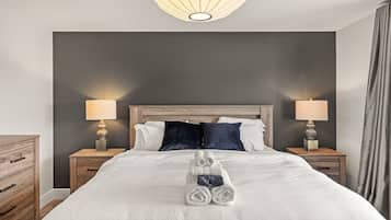 3 makuuhuonetta, työpöytä, silitysrauta/-lauta, vauvan matkasänky