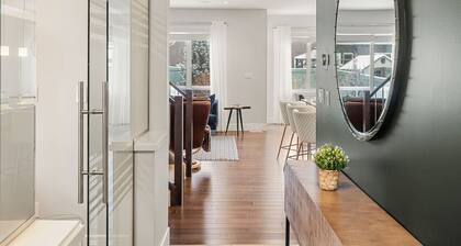 Keswick Luxury Home âą King Bed âą 2 Living Rooms