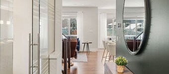 Keswick Luxury Home âą King Bed âą 2 Living Rooms