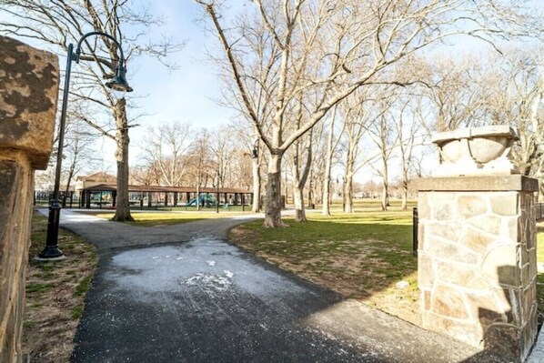 Property grounds - 1 Bedroom in Jersey City. Easy Access to NYC (Jersey City)