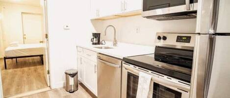 Microondas, horno, parrilla de estufa y lavavajillas