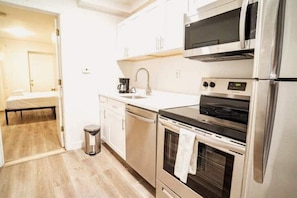 Microwave, oven, stovetop, dishwasher - 1 Bedroom in Jersey City. Easy Access to NYC (Jersey City)