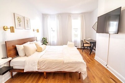 Charming 3-bedroom, 1.5-bath house with king bed. Easy access to NYC
