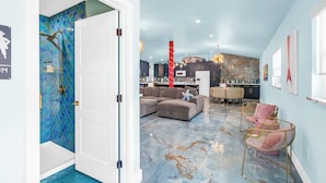 Un interior moderno con sala de estar, cocina y baño con un diseño de azulejos azules único.