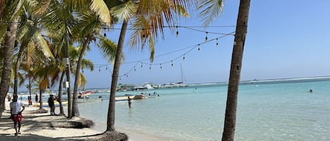 Pantai di sekitar dan pasir putih