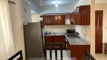City Apartment | Dapur peribadi | Peti sejuk/penyejuk beku saiz penuh, ketuhar gelombang mikro, ketuhar