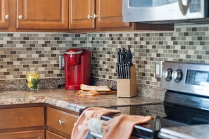 Køleskab, mikrobølgeovn, ovn, kogeplade