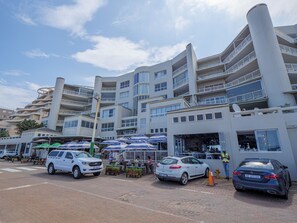 Ein mehrstöckiges Hotel mit Außenbereich und Parkplatz.