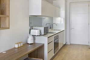 Réfrigérateur, four à micro-ondes, un four, surface de cuisson