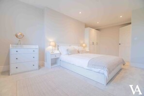 3 slaapkamers, een strijkplank/strijkijzer, wifi, beddengoed