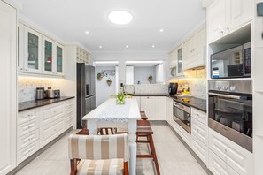 Jääkaappi, mikroaaltouuni, uuni, liesi