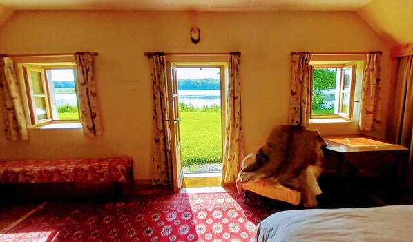 4 عدّة غرف نوم ومكتب ومكواة/لوح كي وسرير سفر