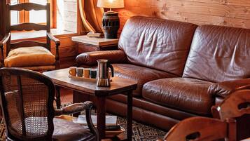 Een open haard, boeken en een computerscherm