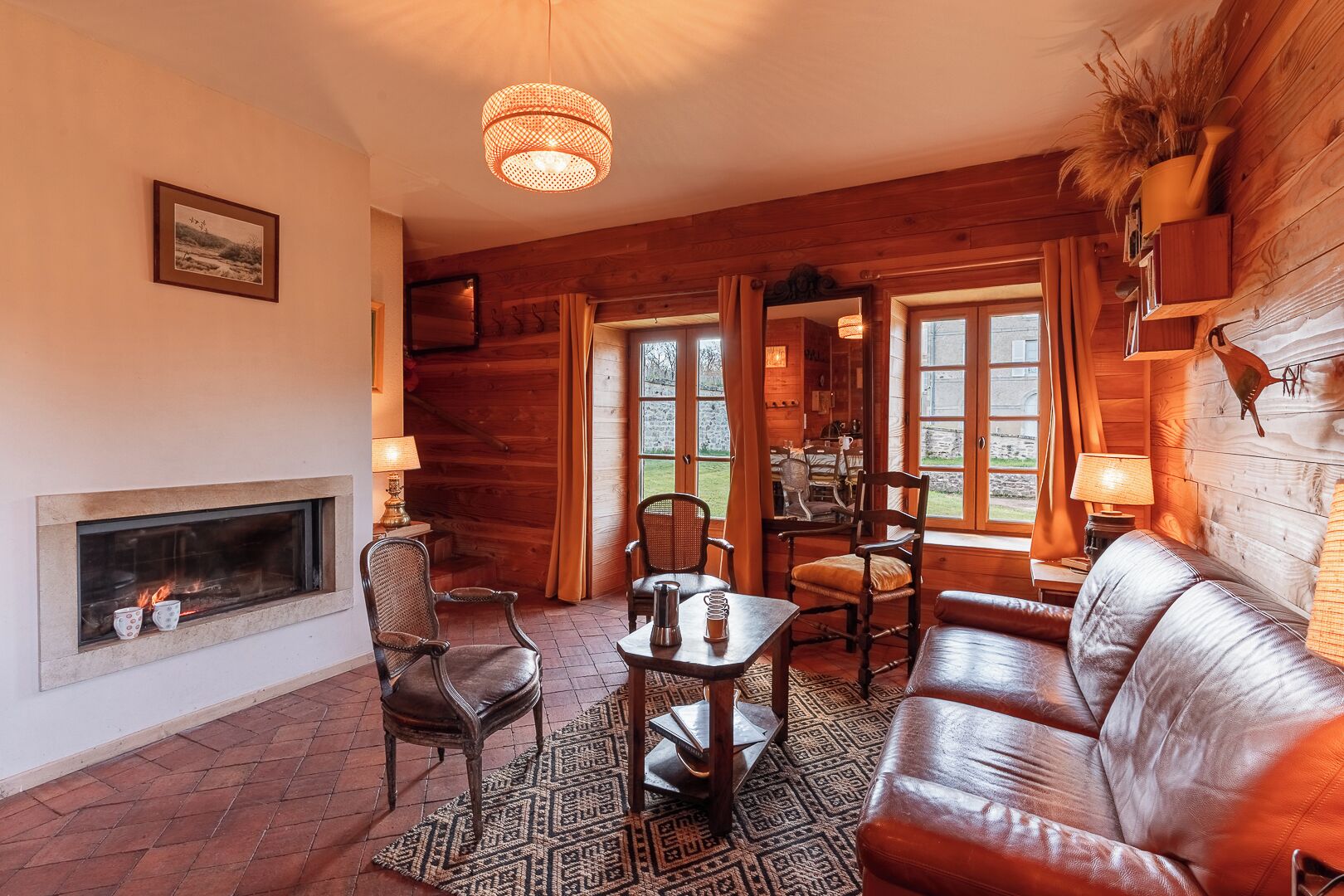 Een open haard, boeken en een computerscherm