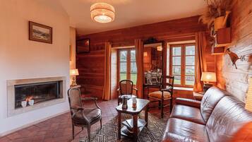 Een open haard, boeken en een computerscherm