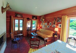 Fireplace, books, computer monitors - Pond, Forest, boat (Toury-sur-Jour)