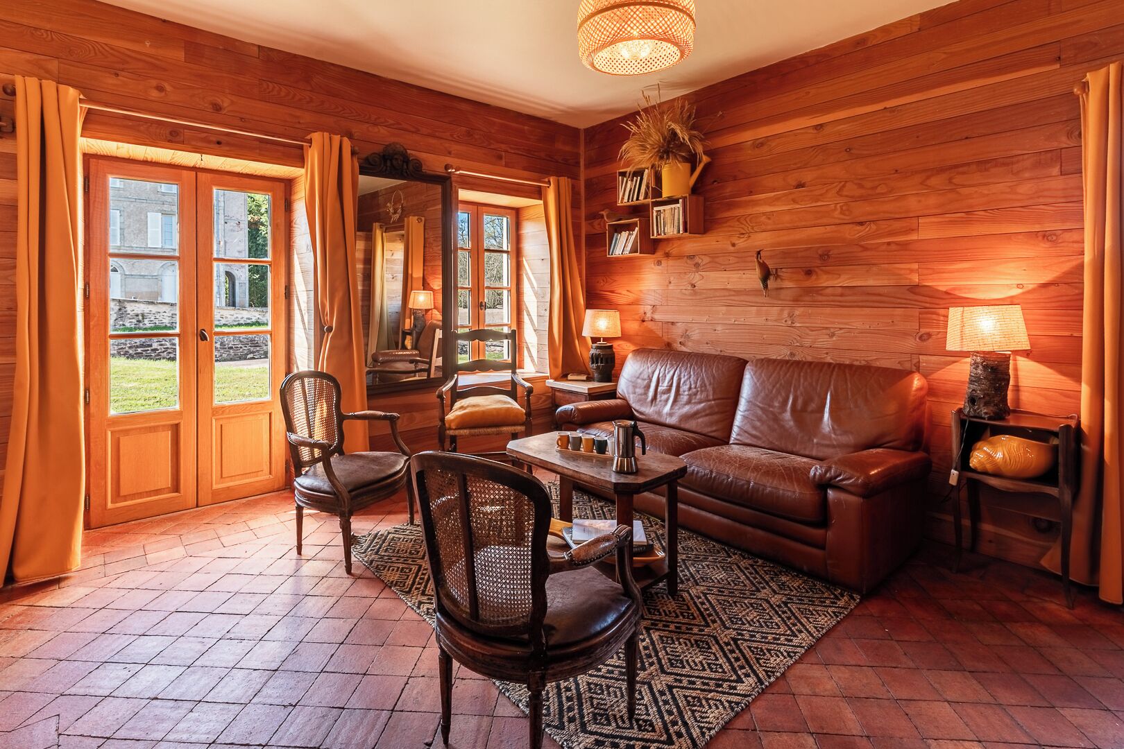 Cheminée, livres, écrans d'ordinateur