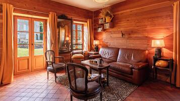 Cheminée, livres, écrans d'ordinateur