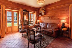 Fireplace, books, computer monitors - Pond, Forest, boat (Toury-sur-Jour)