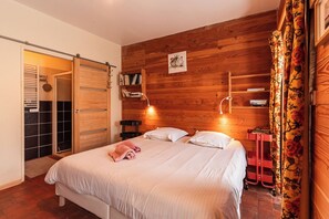 4 chambres, bureau, fer et planche à repasser, lit de bébé portatif