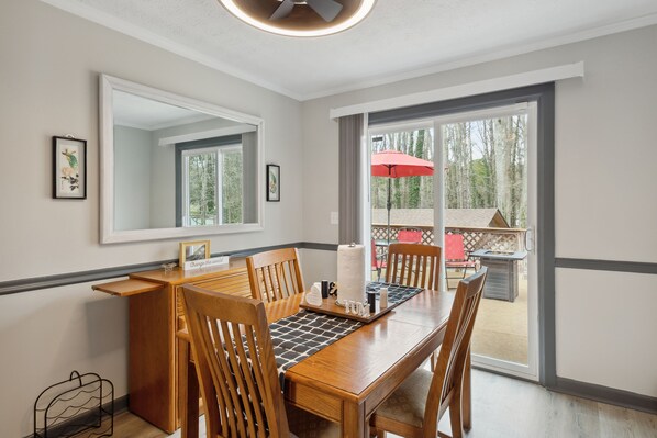 Dining - The Gem Of Jonesboro. Quiet Neighborhood, close to major Interstate & retailers. (Jonesboro)