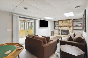 Living area - The Gem Of Jonesboro. Quiet Neighborhood, close to major Interstate & retailers. (Jonesboro)