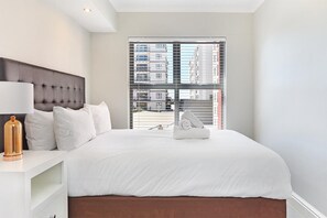 2 bedrooms, free WiFi, bed sheets - The Paragon 317 - Two Bedroom Apartment, Sleeps 4 (Cape Town)