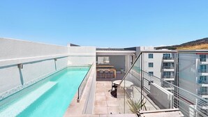 Ein Dachpool mit freiem Blick auf die umliegenden Gebäude.