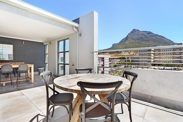 Outdoor dining - The Paragon 317 - Two Bedroom Apartment, Sleeps 4 (Cape Town)