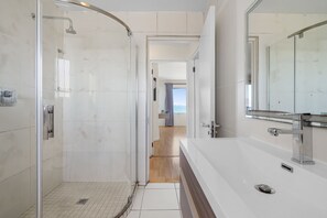 Shower, towels