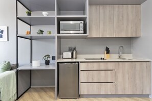 Réfrigérateur, four à micro-ondes, un four, grille-pain