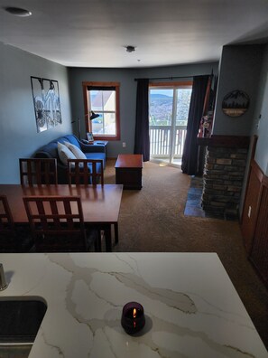 Smart TV, fireplace - Highland Hideaway - Slope Side - Mountain Views (Dunmore)