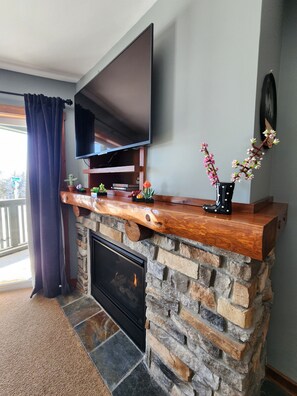 Interior - Highland Hideaway - Slope Side - Mountain Views (Dunmore)