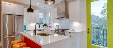 Frigorífic, microones, forn i placa de cuina