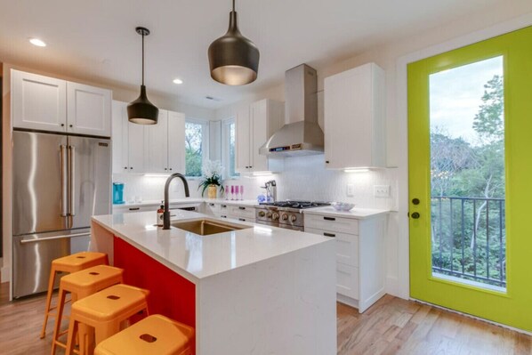 Réfrigérateur, four à micro-ondes, un four, surface de cuisson