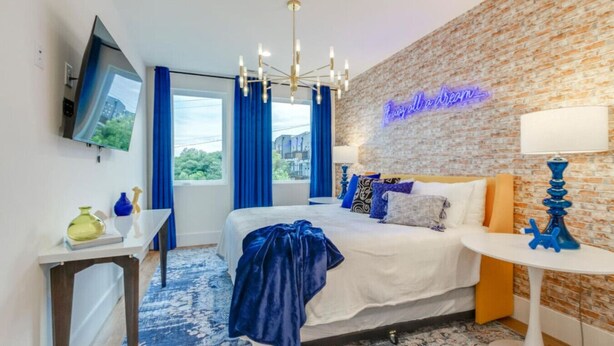 5 bedrooms, desk, iron/ironing board, WiFi - The Ultimate Hip-Hop Haven – Rooftop Patio (Nashville)