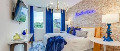 5 habitaciones, escritorio, tabla de planchar con plancha y wifi