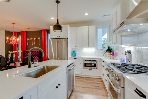 Een koelkast, een microgolfoven, een oven, een kookplaat