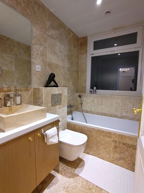 Douche, articles de toilette écologiques, sèche-cheveux