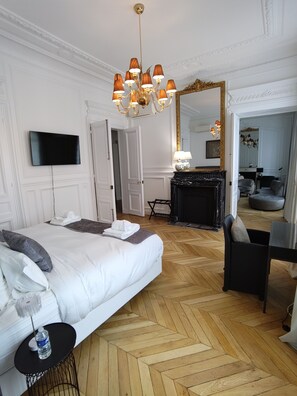 3 bedrooms, desk, iron/ironing board, travel crib