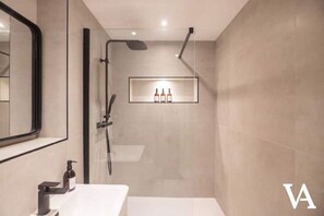 タオル、石鹸、トイレットペーパー
